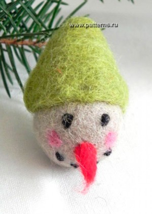 Войлочная игрушка "Голова снеговика в зеленом колпачке" (12664-1)